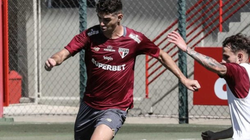 Meia, que se recupera de uma lesão na região posterior da coxa esquerda, treinou normalmente nesta sexta-feira (9) com o elenco