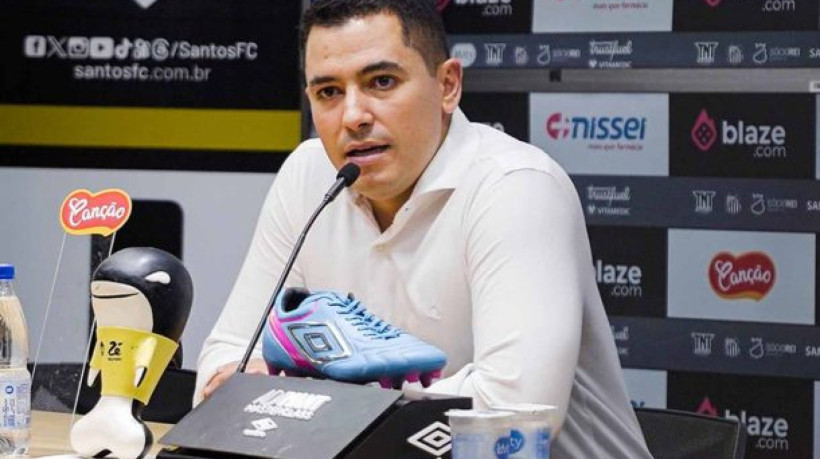 Diretor começou a conviver com forte pressão interna e da torcida, mas mandatário nega chances de demissão