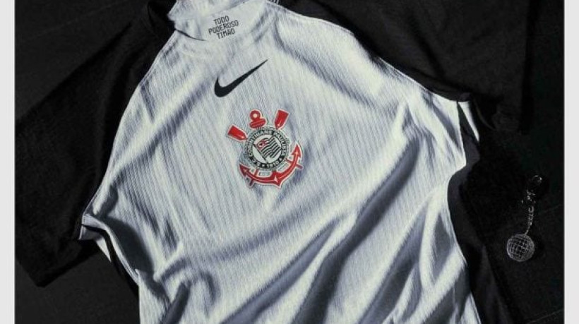 Atual fornecedora tem contrato com o Timão até o fim de 2029 e já trabalha nas próximas camisas. Clube negocia com concorrente direto