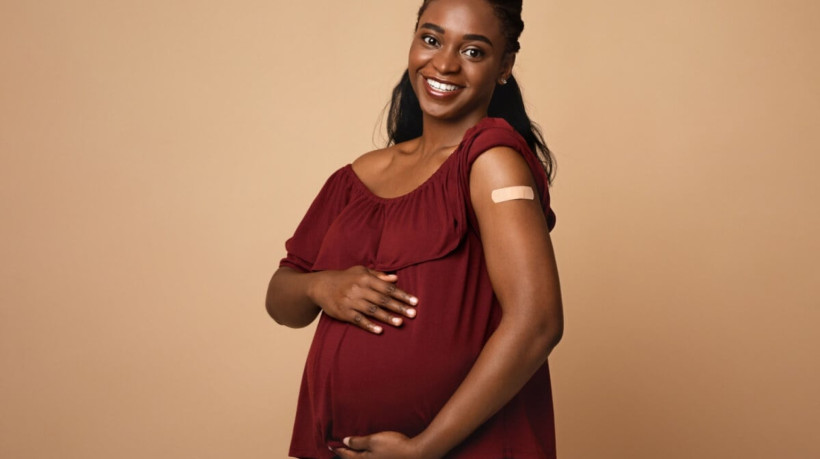 A vacinação protege a mãe e o bebê (Imagem: Prostock-studio | Shutterstock) 