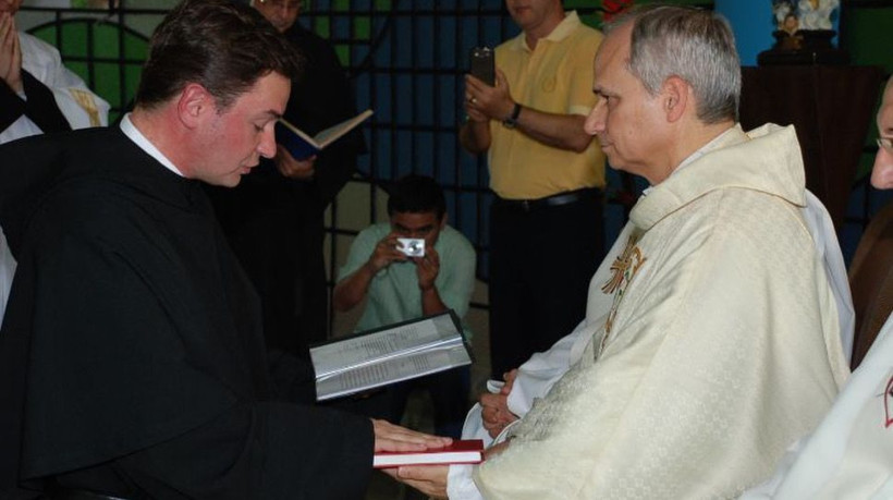 Frei Alexandre Escame professando os votos perpétuos na presença de Frei Robert Francis Prevost, futuro Papa Leão XIV 