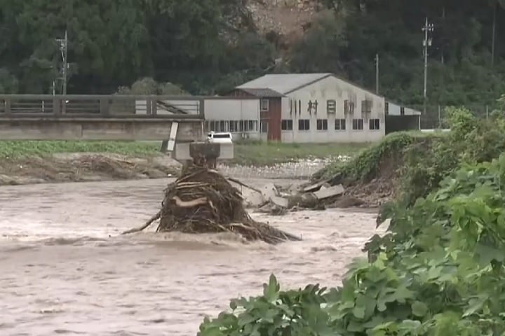 O Japão enfrenta problemas históricos com inundações devido ao seu relevo montanhoso, à presença de muitos rios e ao clima propenso a chuvas intensas e tufões.