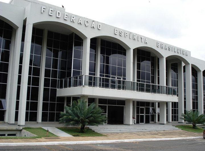 Estima-se que o Brasil tenha 15 milhões de espíritas. Oficialmente, segundo dados do Censo de 2010, eram cerca de 4 milhões. 