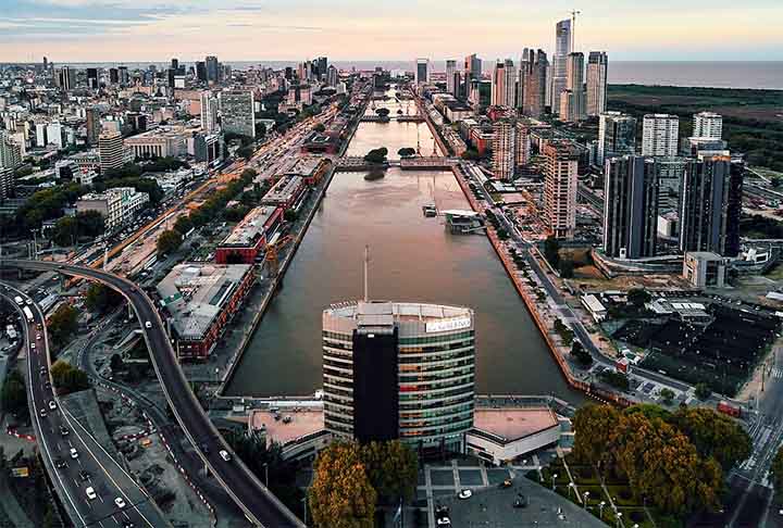 Argentina:  US$ 238,95 - O salário mínimo do país vizinho é de 286.711 pesos argentinos desde o início de 2025.
