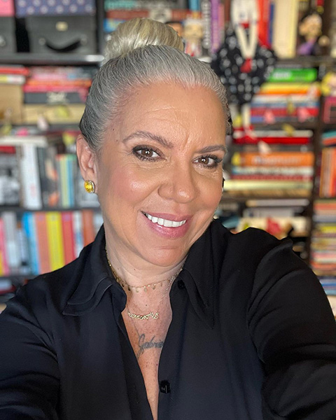 No Brasil, a apresentadora Astrid Fontenelle também falou com coragem sobre o lúpus. Diagnosticada em 2012, ela revelou que toma mais de 45 comprimidos por dia para controlar os sintomas.