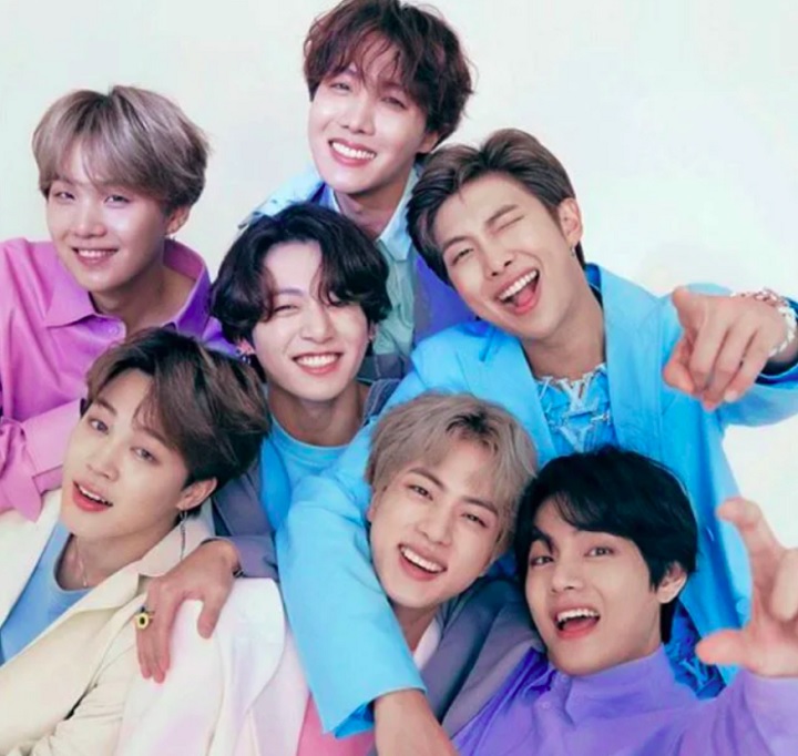 Também conhecido como Bangtan Sonyeondan (Escoteiros à Prova de Balas, em tradução livre), o BTS é um grupo masculino sul-coreano de K-pop formado pela Big Hit Music em 2013. 