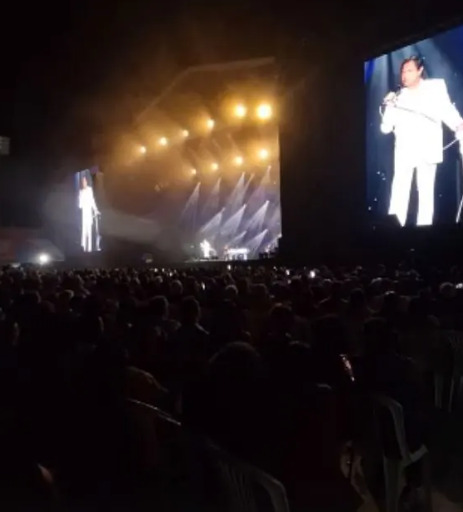 Na filmagem, é possível ver Roberto Carlos caminhando vagarosamente no palco até o microfone com expressão fechada. Em programas sobre celebridades, como o “Fofocalizando”, do SBT, o comportamento do Rei foi assunto. 
