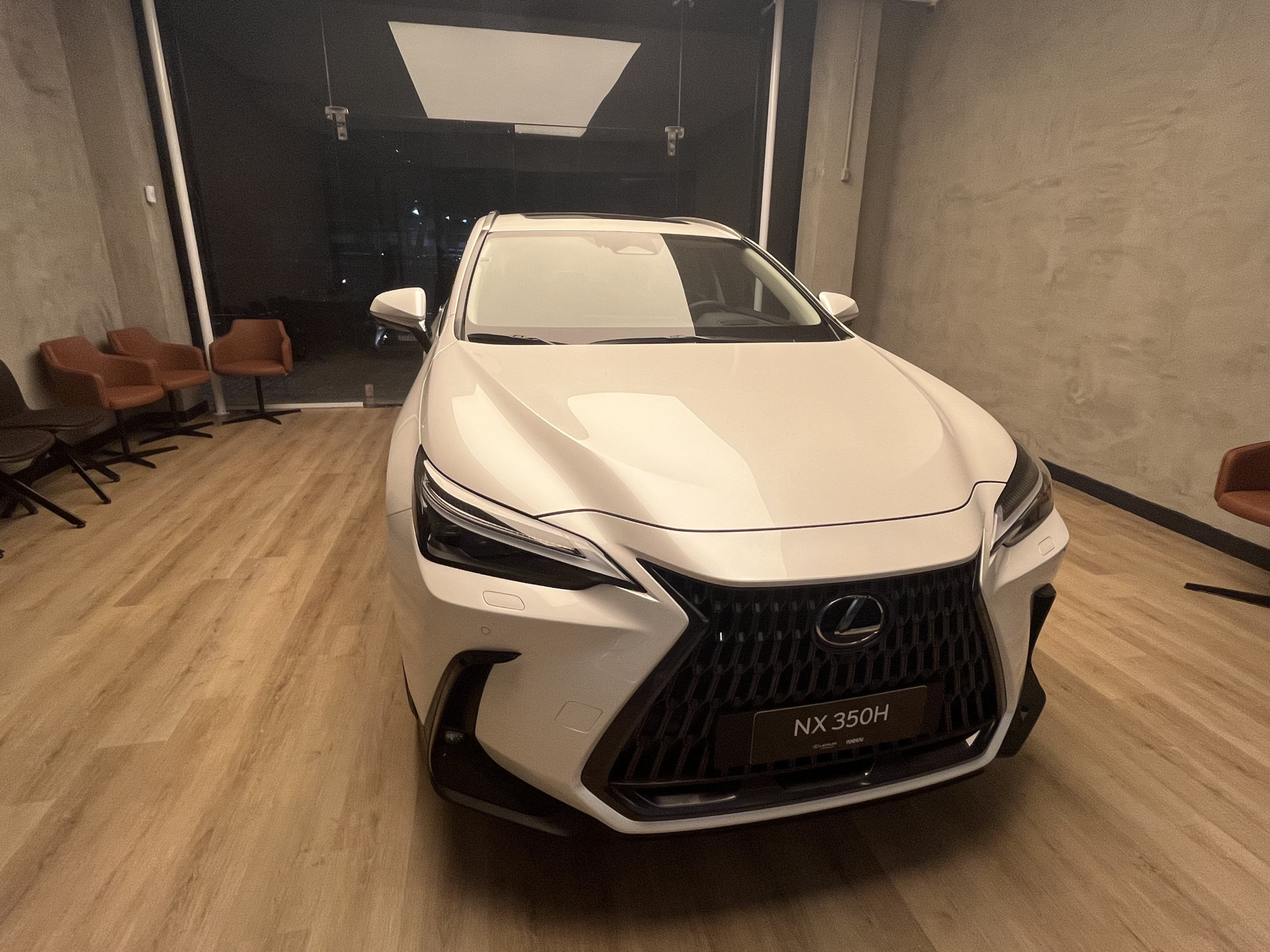 Modelo NX350H, parte frontal. Exibido durante a coletiva de imprensa nessa quinta-feira, 8