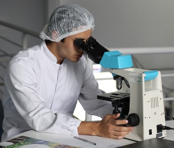 Sagan foi pioneiro também na exobiologia, estudando as condições para a vida fora da Terra e investigando os efeitos dos ambientes extraterrestres em organismos vivos.