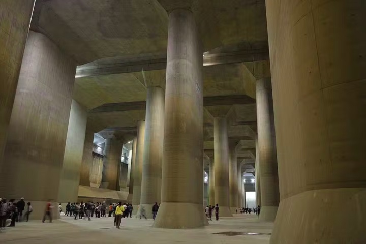 Quando o nível dos rios sobe demais, a água é levada até um enorme reservatório final, construído com 59 colunas de concreto, cada uma com 20 metros de altura e pesando 500 toneladas. 