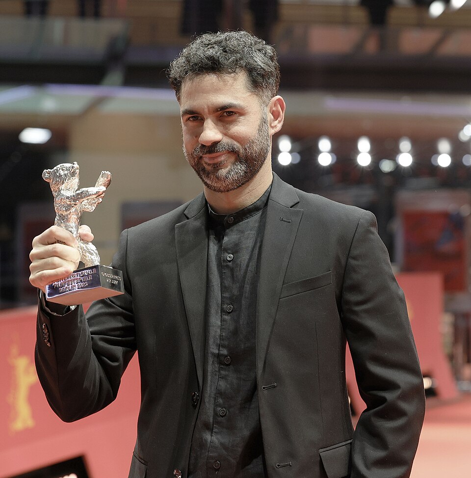 Com direção de Gabriel Mascaro (“Boi Neon” e “Divino Amor”), o longa-metragem conquistou em fevereiro o Grande Prêmio do Júri, o Urso de Prata, na 75ª edição do Festival de Berlim. 
