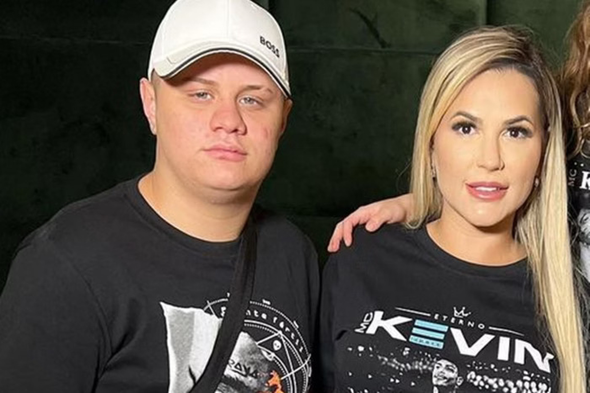 Giliard Bezerra ao lado de sua mãe, a influenciadora Deolane Bezerra