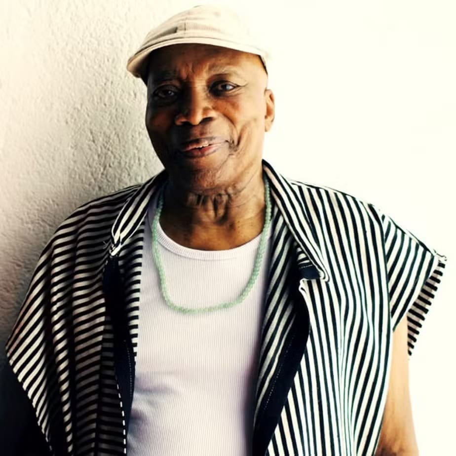 Milton Nascimento teve um assento negado no salão principal da cerimônia da 67ª edição do Grammy, em Los Angeles, mesmo com uma indicação na premiação. O caso foi revelado pela cantora norte-americana Esperanza Spalding em um post, que gerou protestos de fãs brasileiros.
