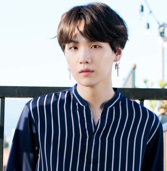 Suga (Min Yoongi): Apaixonado por basquete, Suga é um rapper, compositor e produtor musical, conhecido por suas letras introspectivas.