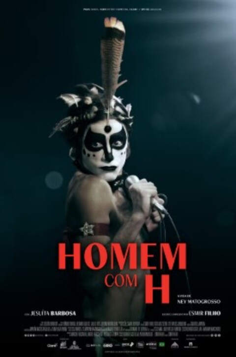 A aguardada cinebiografia de Ney Matogrosso, “Homem com H”, estreou nos cinemas brasileiros no dia 01/05. Com direção de Esmir Filho, o filme narra a trajetória do artista desde a infância e adolescência, permeada pela relação turbulenta com o pai, até a consagração no universo musical.
