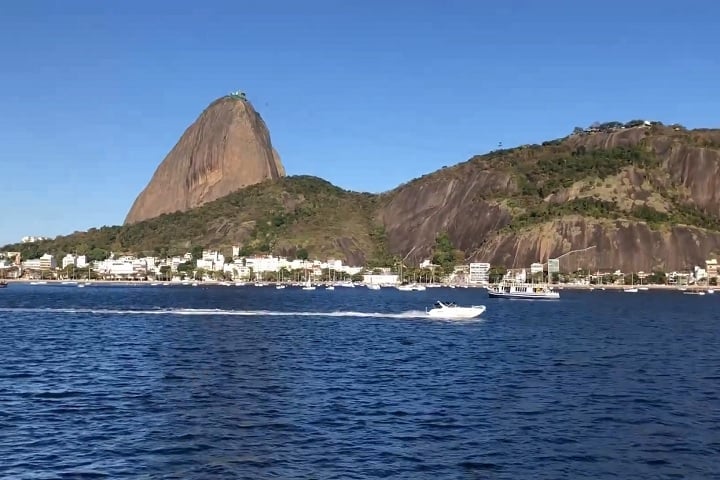 Situada entre os bairros de Urca e Flamengo, a praia oferece uma vista deslumbrante do Pão de Açúcar e da Baía de Guanabara, sendo um local popular para caminhadas, corridas e passeios de bicicleta.