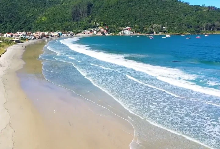 1º) Praia do Pântano do Sul (Florianópolis, SC | 144 microplásticos/m²) - É uma das praias mais antigas e conhecidas da região, famosa por sua ligação com a pesca e pela natureza bonita ao redor.

