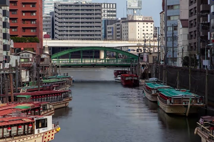 A estrutura foi construída para evitar que rios e canais transbordem durante épocas de chuvas fortes e tufões no Japão.