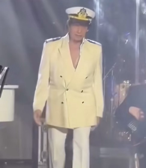 Roberto viralizou recentemente num vídeo que mostrava o cantor no show em seu cruzeiro temático “Além do Horizonte” . A imagem chamou a atenção nas redes sociais pelo aparente desânimo do cantor. 