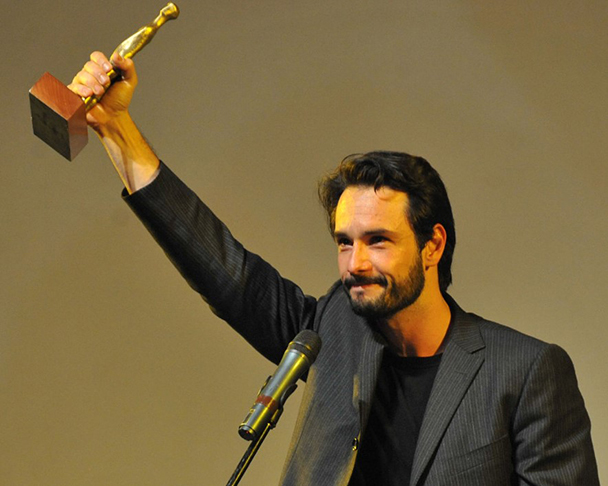 Nascido em Petrópolis (RJ),  em 22/8/1975, Rodrigo Santoro começou a carreira no início dos anos 1990. Sempre foi reconhecido pela beleza e pela competência, com mais de 30 prêmios na estante. 
