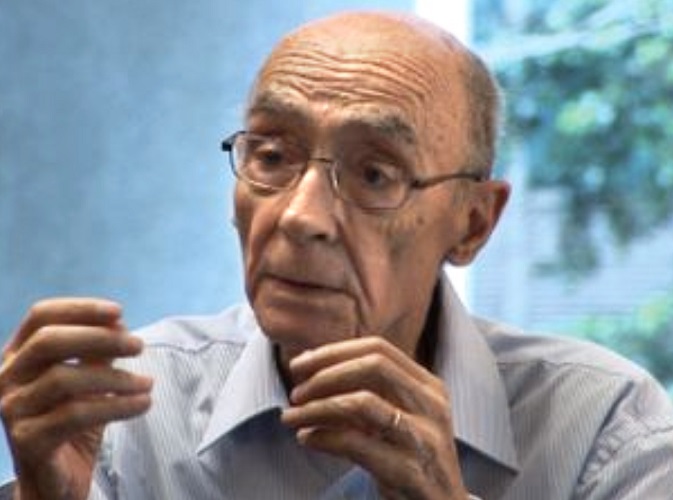 Ele dizia: Se podes olhar, vê. Se podes ver, repara. Essa frase reflete sua postura diante da literatura e da vida, pois ele acreditava que o verdadeiro escritor deveria ser um observador atento da realidade e um crítico incansável das injustiças.