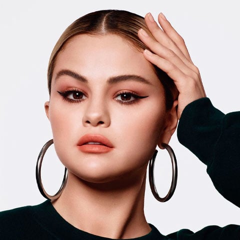 A cantora Selena Gomez é uma das celebridades que mais falaram abertamente sobre o lúpus. Em 2015, ela revelou seu diagnóstico ao público e, mais tarde, passou por um transplante de rim como parte do tratamento. Seu depoimento público ajudou a dar visibilidade à gravidade da doença.