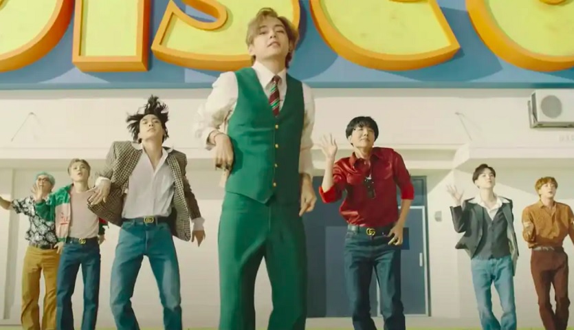 Em 2020, eles se tornaram o primeiro grupo sul-coreano da história a alcançar o topo da Billboard Hot 100 com a música Dynamite.