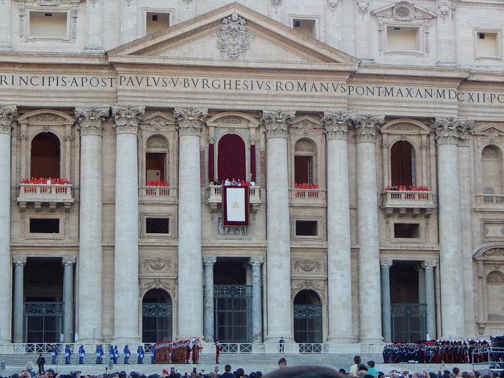 Prevost foi nomeado cardeal em 2023, pouco antes de ser eleito papa — um fato considerado incomum.