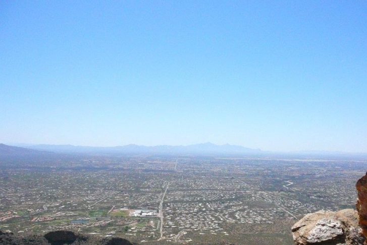 A cidade é muito conhecida por seu clima quente e seco, suas belas paisagens desérticas e sua rica história e cultura.