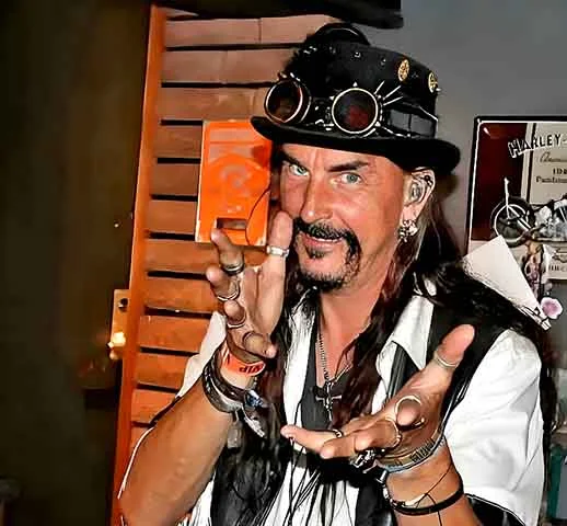 Segundo informações do jornal The Local, o homem tentou por anos conseguir uma pensão, alegando que sua obsessão pelo gênero musical dificultava sua capacidade de viver uma vida normal.