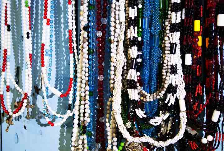 No Candomblé e na Umbanda, existe o uso de colares chamados fio-de-contas ou guia, que, embora não sejam escapulários no sentido tradicional, funcionam de maneira semelhante. São considerados objetos de proteção espiritual, carregando a força dos orixás ou guias espirituais.