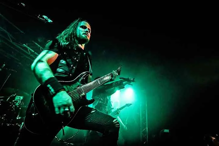 O heavy metal não se limitou a um único estilo musical. Ao longo dos anos, o gênero se cruzou com outros estilos, dando origem a híbridos como o nu metal, o metalcore e o gothic metal.