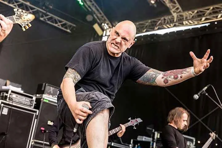 Os anos 1980 viram o auge do Heavy Metal, com o surgimento de subgêneros como o Thrash Metal, Power Metal, e Speed Metal.