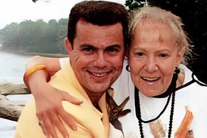 É o diretor artístico dos espetáculos da Cidade do Samba, onde está desde 2007. É uma figurinha carimbada nas transmissões e eventos da Liesa. Entre eles, estão sorteio da ordem dos desfiles, ensaios técnicos na Sapucaí e mini desfiles na Cidade do Samba.