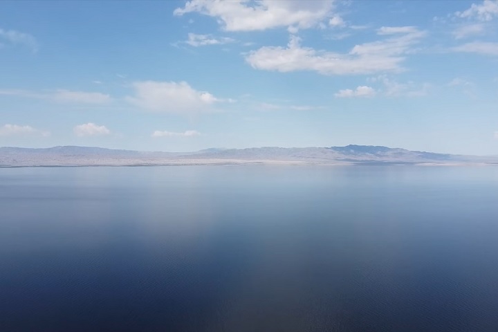 Ele se formou em 1905, quando o Rio Colorado transbordou e inundou um canal de irrigação perto de Palm Springs. 