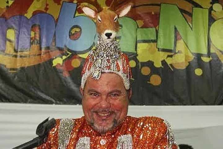 Iniciou sua carreira de carnavalesco na Beija-Flor, no lugar de Joãosinho Trinta. Assim, sua estreia o colocou entre os cinco melhores do carnaval do Rio. Em 1994, fez um enredo sobre Margaret Ursula Mee, uma artista botânica inglesa que se especializou em plantas da Amazônia brasileira.