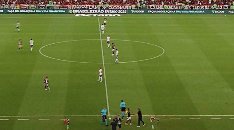 Jogador do Flamengo sofre problema muscular e deixa o campo aos 14 minutos 