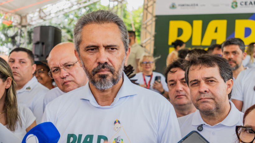 Governador do Cear&aacute;, Elmano de Freitas, e o prefeito de Fortaleza, Evandro Leit&atilde;o, em evento de vacina&ccedil;&atilde;o, em maio de 2025