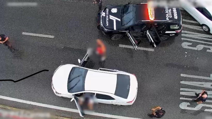 Suspeito estava em um carro quando foi abordado pela Polícia Civil do Ceará (PC-CE)