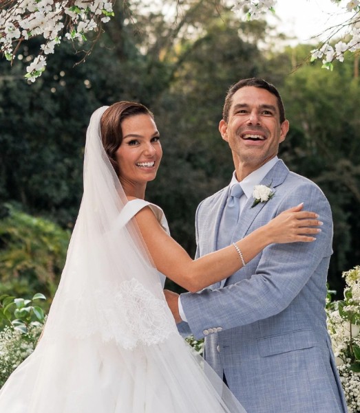 No dia da festa, Isis Valverde usou dois vestidos. Ela já havia trajado um terceiro na véspera (no chamado pré-wedding). 


