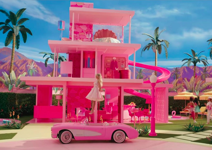 A casa da Barbie, por exemplo, foi recriada em estúdio, inspirada na arquitetura modernista local e com as montanhas ao fundo.