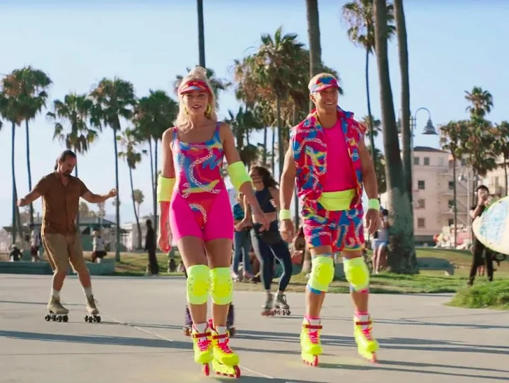 Além das filmagens em estúdio, os atores Margot Robbie e Ryan Gosling foram vistos gravando cenas nas ruas de Venice Beach, um distrito de Los Angeles localizado a meia hora do centro da cidade.