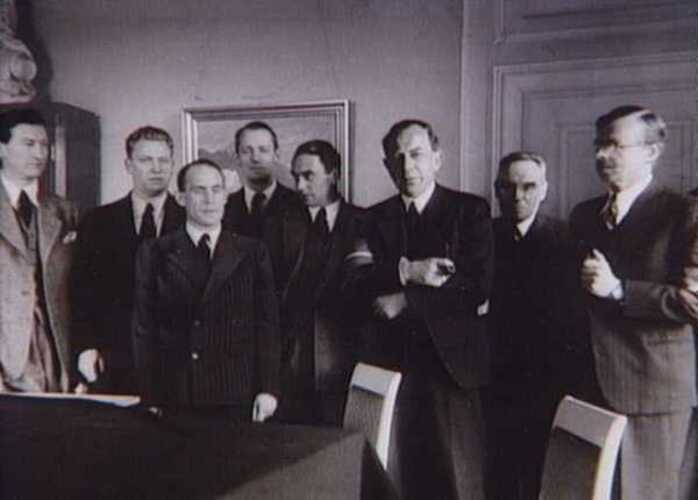 A coleção do museu da resistência inclui uniformes, armas, ferramentas de espionagem, fotografias e cartas, que foram usadas pelos membros da resistência à ocupação alemã.