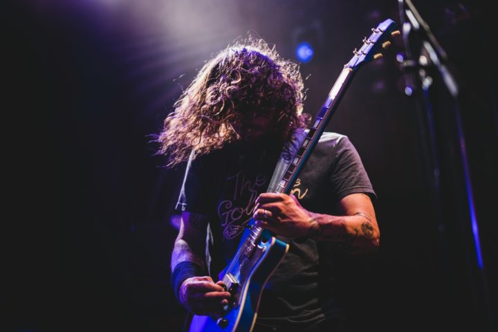 O gênero é caracterizado por guitarras distorcidas, ritmo rápido, solos intensos e letras que frequentemente abordam temas sombrios, sociais e filosóficos. 