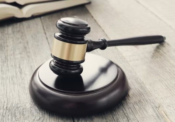 Jimmy Wayne Carwyle pode ser condenado a até três anos de prisão, e a promotoria pede que a Justiça imponha uma fiança de 150 mil dólares e que mantenha uma distância mínima de 90 metros da atriz. O acusado compareceu ao tribunal sem camisa e com um cobertor azul, o que fez o juiz pedir exames para verificar as condições psicológicas dele.


