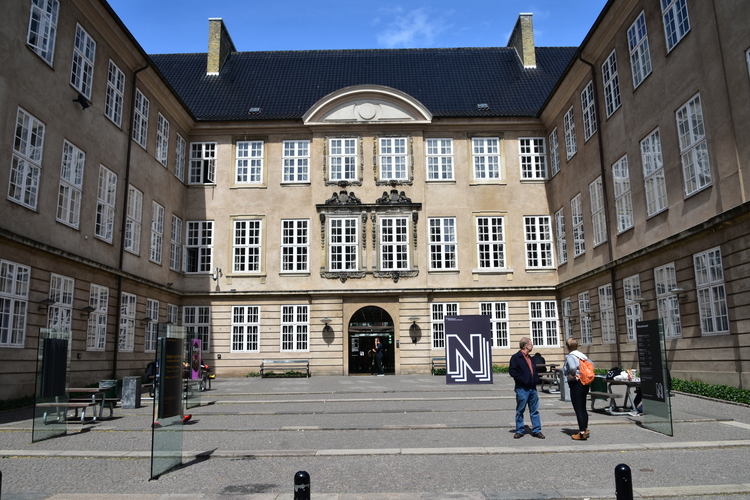 Além do Kunsten de Arte Moderna de Aalborg, a Dinamarca é repleta de museus históricos, que abrangem sua rica cultura desde os primórdios. Um deles é o Nacional de Copenhague, que tem objetos que provém da coleção particular que o rei Frederico III mantinha em sua residência no século XVII.
