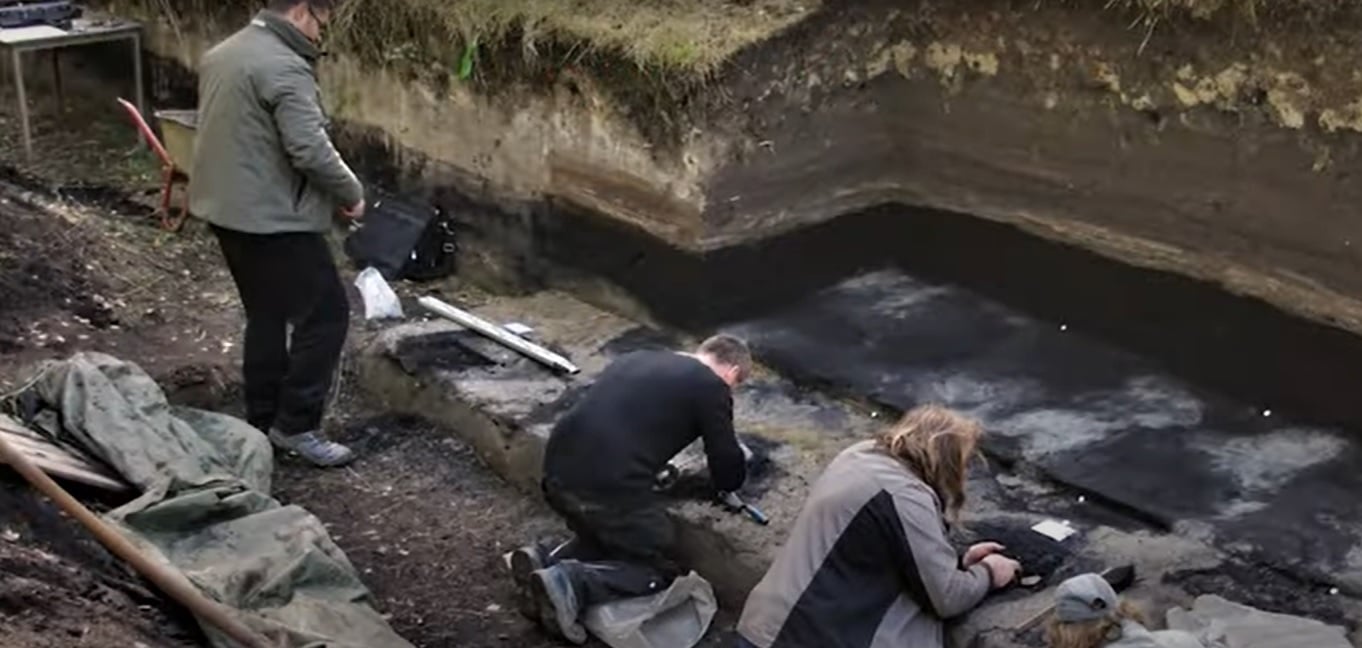 Segundo os pesquisadores, as impressões são de uma espécie extinta chamada Homo heidelbergensis e estão cercadas por várias pegadas de animais.