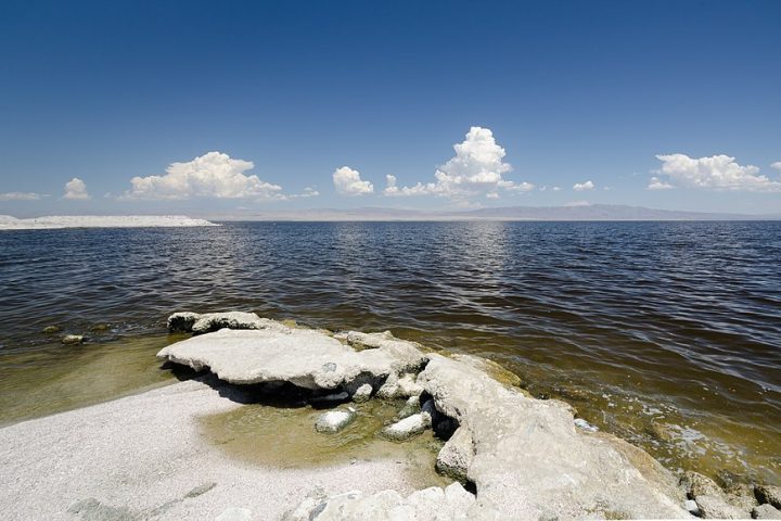 Por não ter saída para o oceano, a água evapora rapidamente no clima desértico, deixando para trás altas concentrações de sal e produtos químicos.