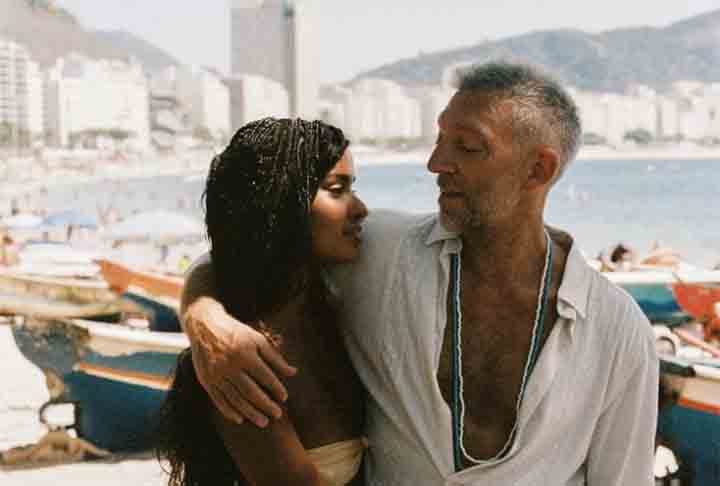O ator Vincent Cassel, muito famoso por seu papel em Doze homens e outro segredo, namora a modelo brasileira Narah Baptista. 