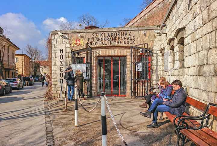Hospital in the Rock (Budapeste, Hungria): Inicialmente, o lugar funcionava como um hospital militar durante a Segunda Guerra Mundial e, posteriormente, foi ampliado durante a Guerra Fria para incluir abrigos nucleares. 